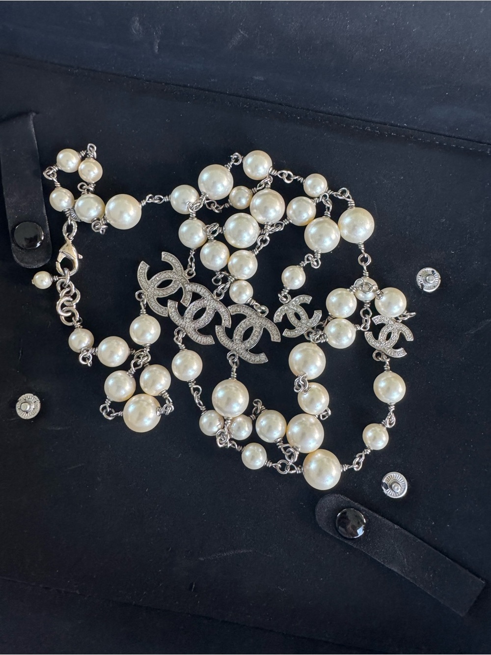 CHANEL Iconic Ivory Pearl CC Logo Long Chain Necklace - Picture 4 of 16